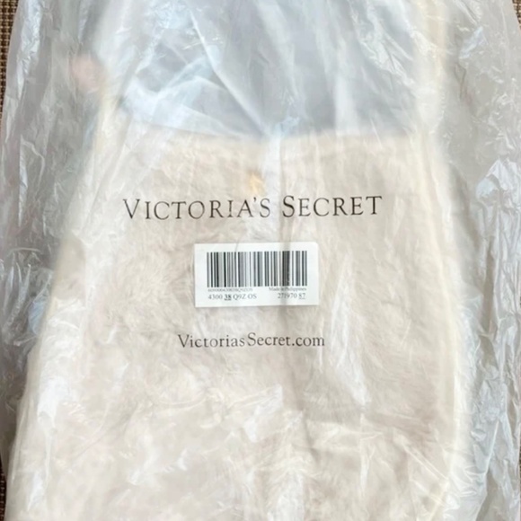 NWT Victoria's Secret Ivory Cream Luxe Fuzzy Soft Faux Fur Tote Travel Bag 2025 - Picture 12 of 14